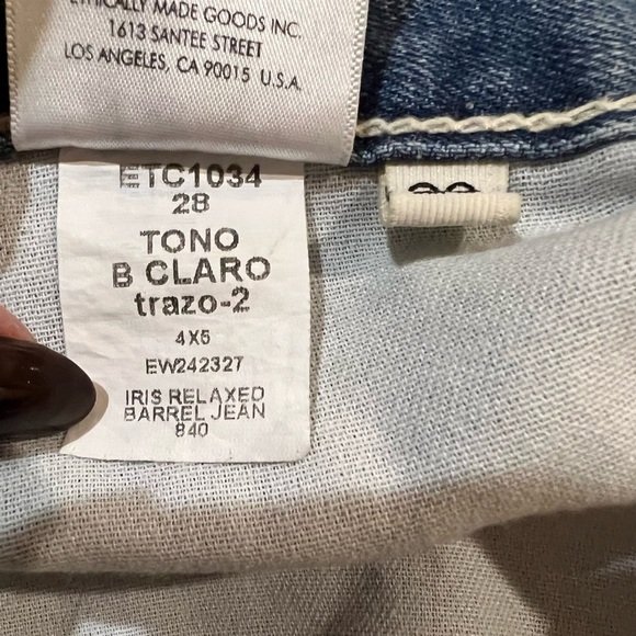 ÉTICA IRIS RELAXED BARREL JEAN, Size 28 Color is light blue wash EUC Like New - Picture 5 of 10